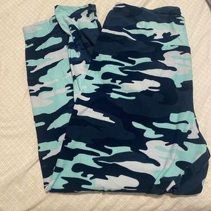 Plus size camo leggings